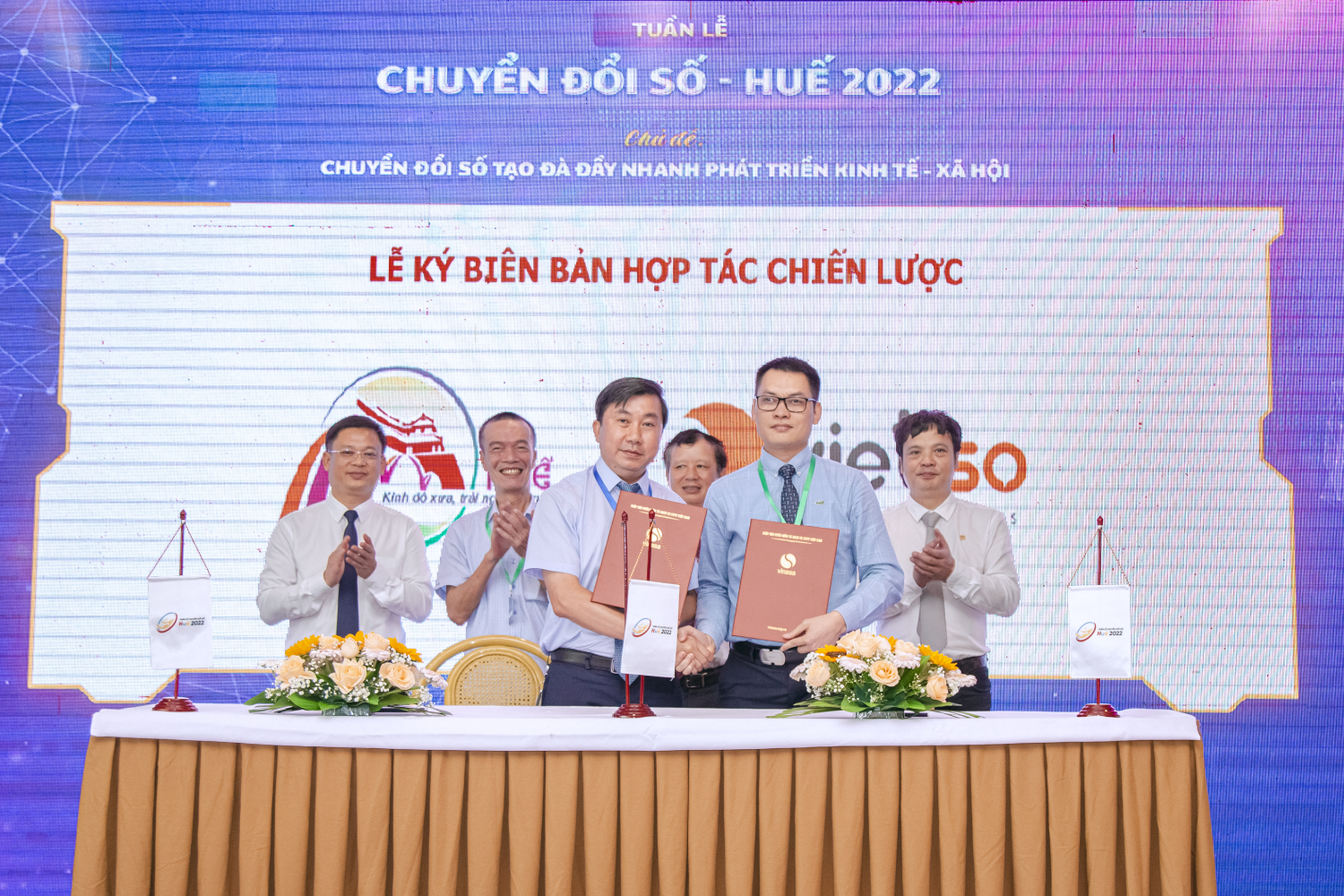 Mr. Nguyen Van Phuc - Director of the Department of Tourism of Thua Thien Hue province (left) and Mr. Nguyen Quyet - Chairman of the Board of Directors of VietISO Joint Stock Company (right) signed a cooperation agreement on digital transformation of Thua Thien Hue tourism in the period 2022 - 2025